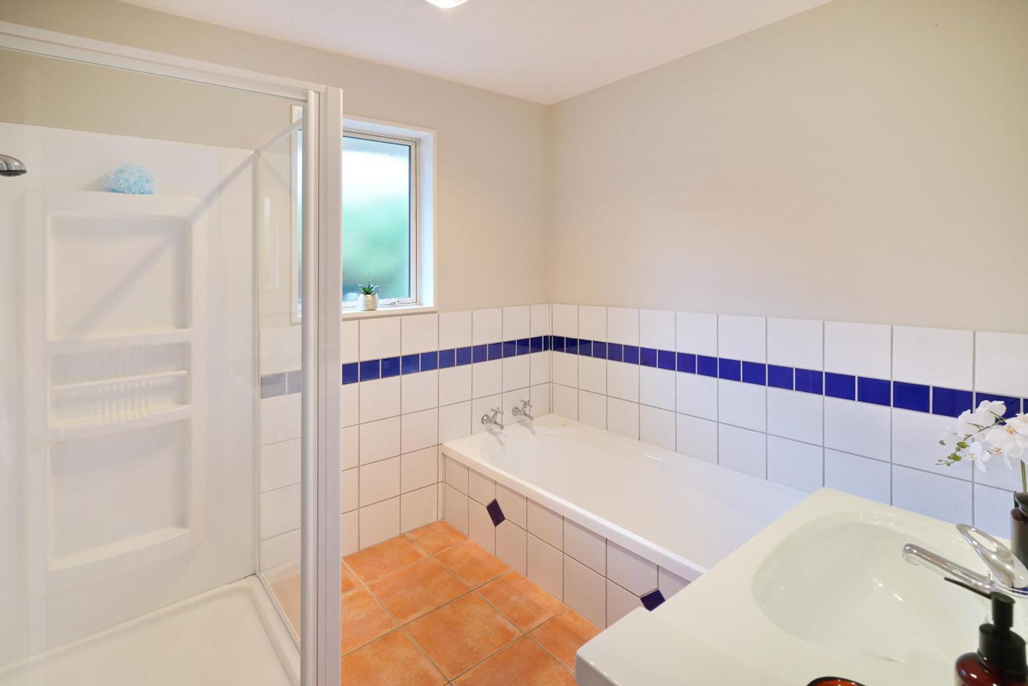 Sunny Garden Retreat - 3-br Near Mall, & Airport Villa *
